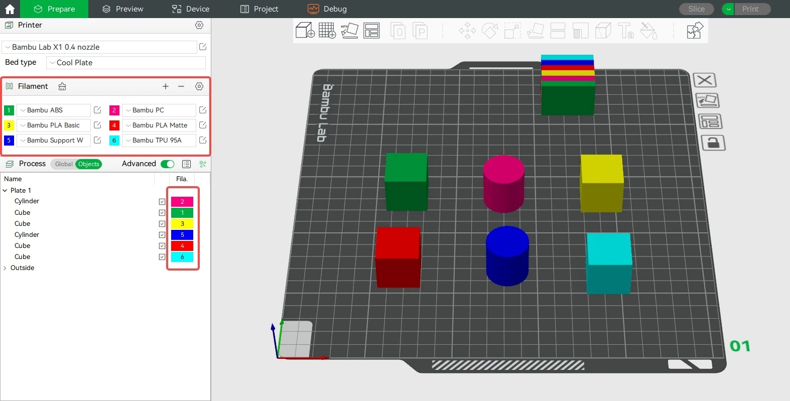 Bambu Studio: Build plate with multicolored cubes and cylinders and filament assignments